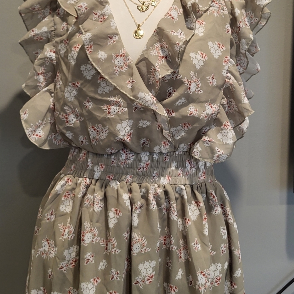 Flirty floral dress with sexy cut-out back - Picture 4 of 9